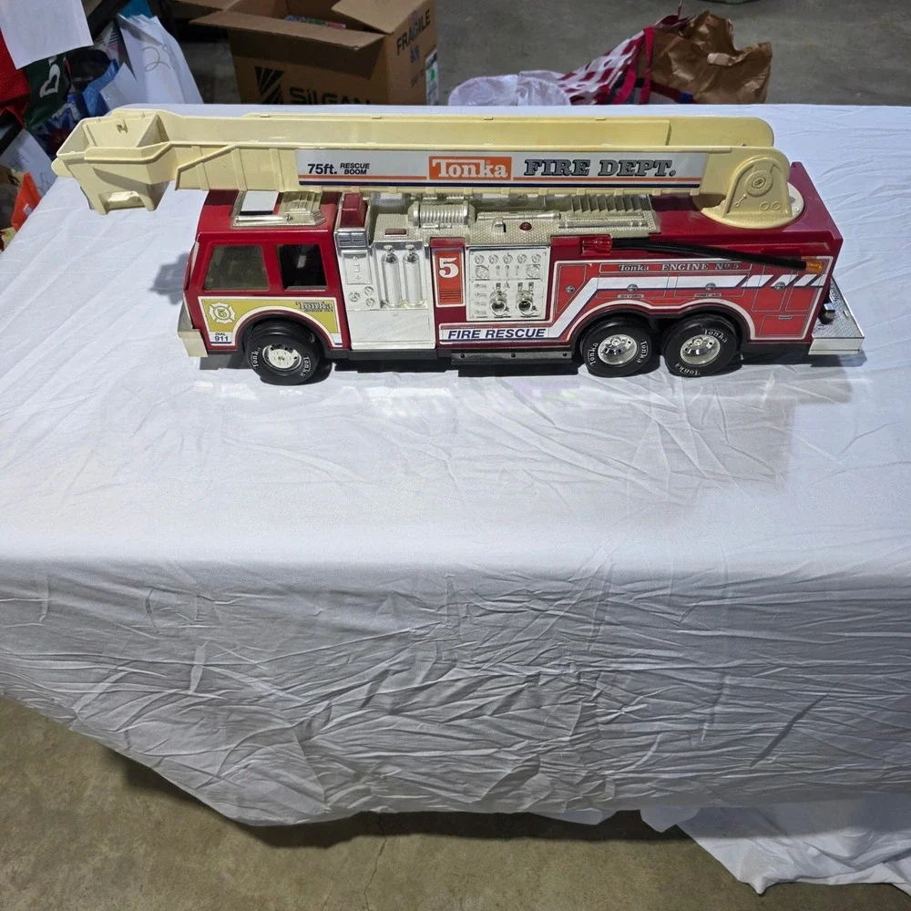 Vintage 1993 Tonka Fire Dept Rescue Engine No 5 Truck 75ft Rescue Boom 92330 USA